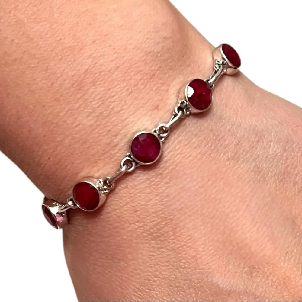 925 Sterling Silver this stunning